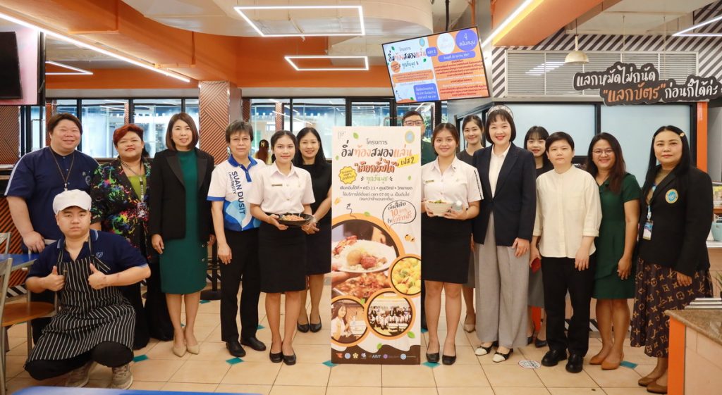 A group of people standing in a room

AI-generated content may be incorrect.