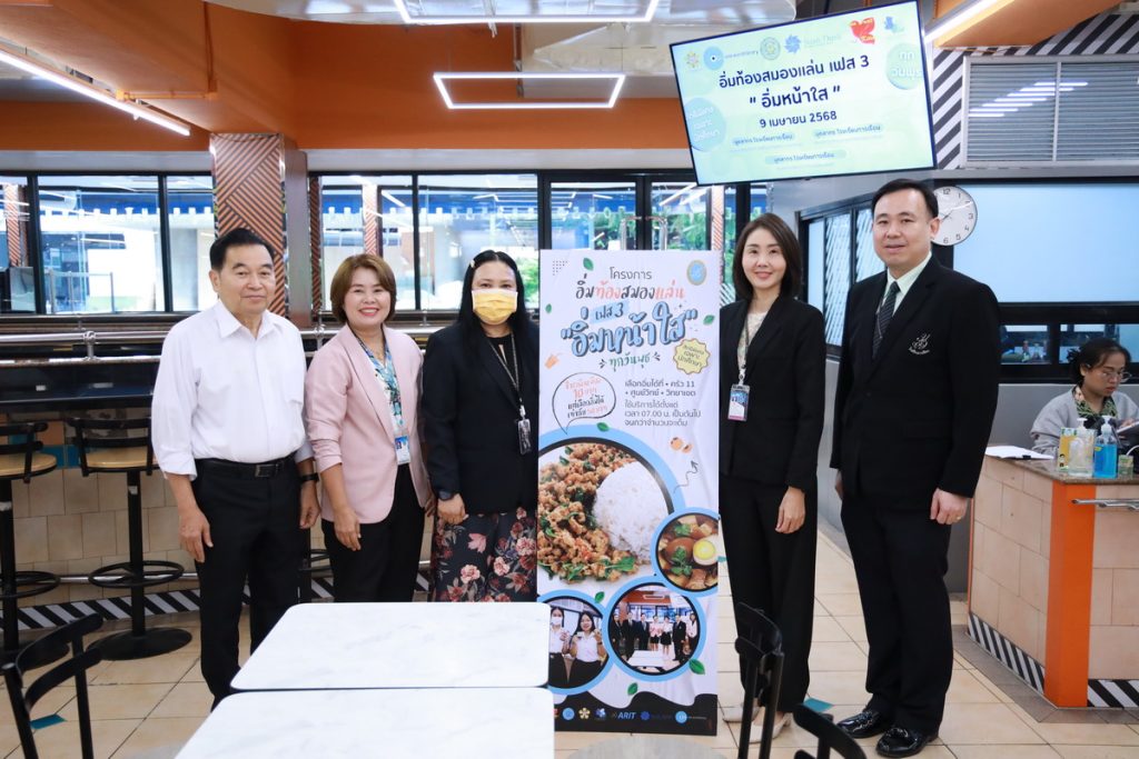 A group of people standing in a room

AI-generated content may be incorrect.