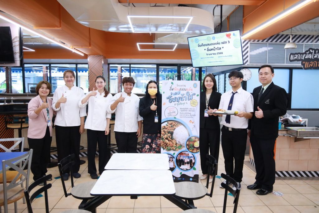 A group of people standing in a room

AI-generated content may be incorrect.