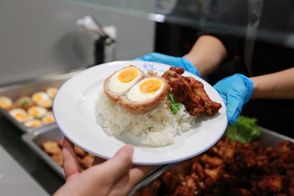 Hands holding a plate of food

AI-generated content may be incorrect.