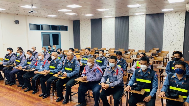 อาจเป็นรูปภาพของ 6 คน และ รถพยาบาล