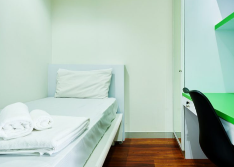 A bed with white sheets and a white pillow

AI-generated content may be incorrect.