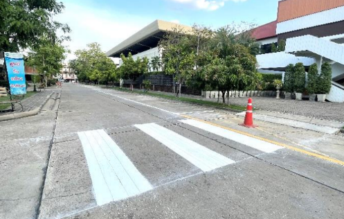 A crosswalk in a street

AI-generated content may be incorrect.