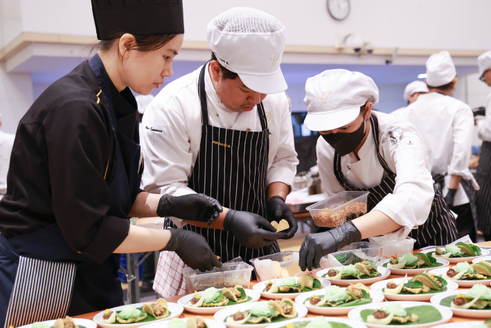 A group of chefs preparing food
AI-generated content may be incorrect.