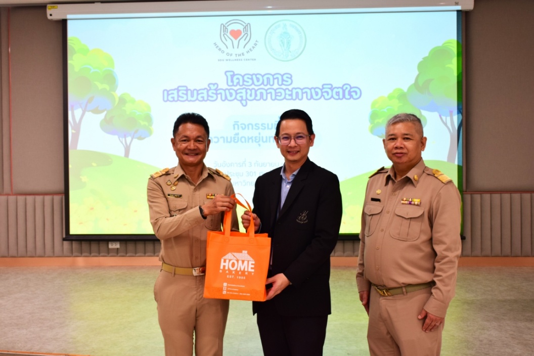 A group of men standing in front of a large screen

AI-generated content may be incorrect.