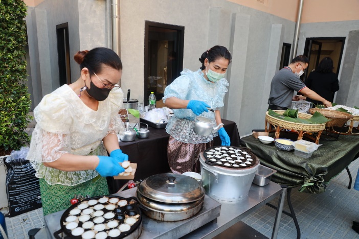 A group of people cooking food

AI-generated content may be incorrect.