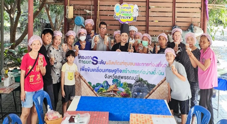 A group of people holding a banner

AI-generated content may be incorrect.