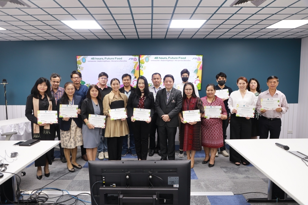 A group of people holding certificates

Description automatically generated