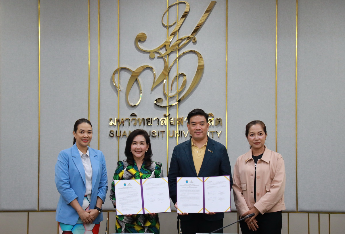 A group of people holding certificates

Description automatically generated