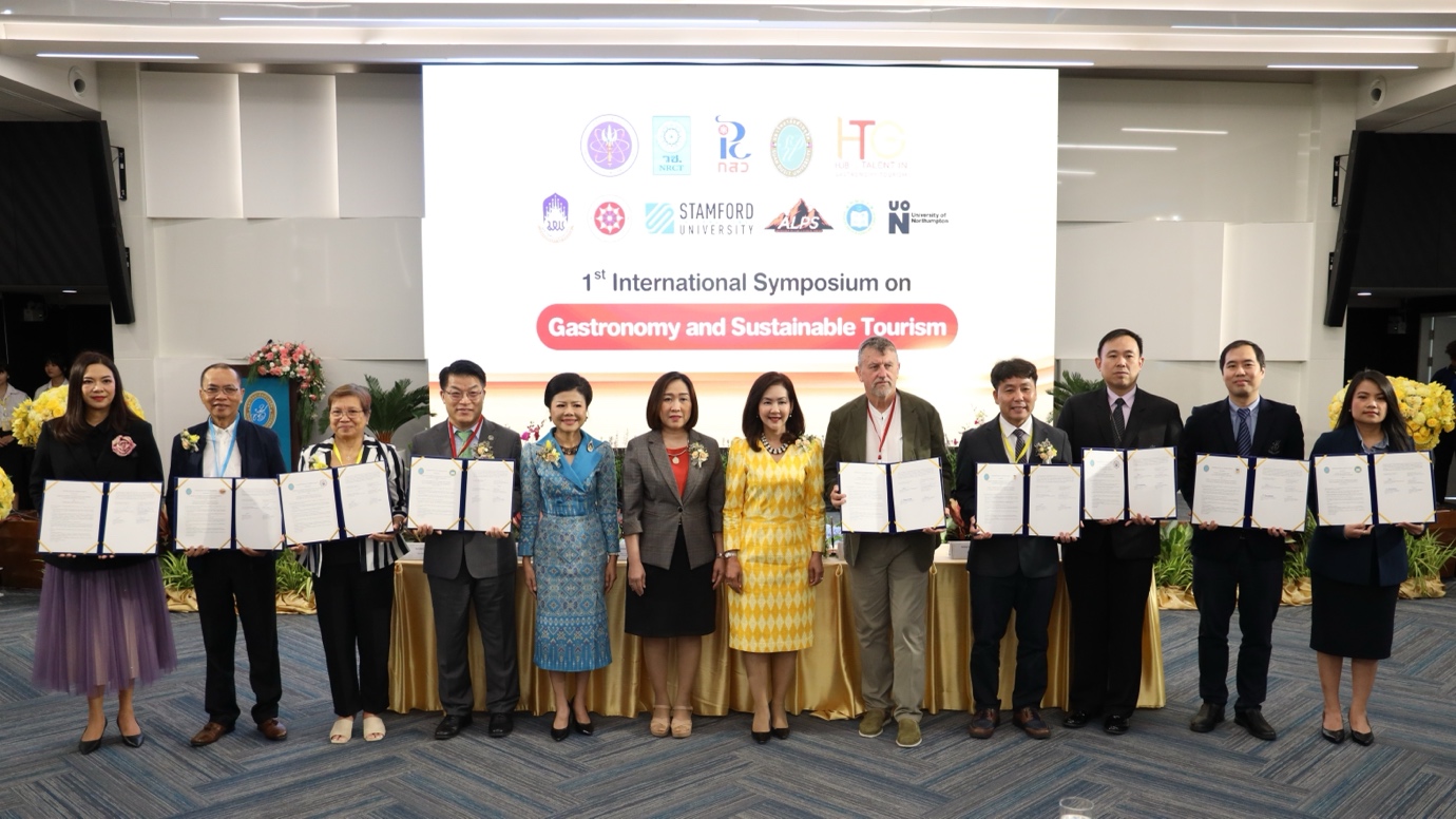 A group of people holding papers

Description automatically generated