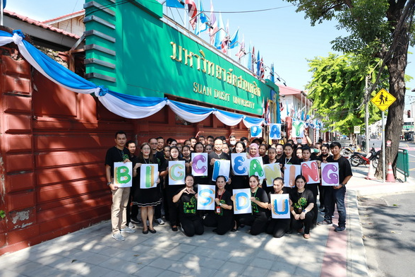 A group of people holding signs

AI-generated content may be incorrect.