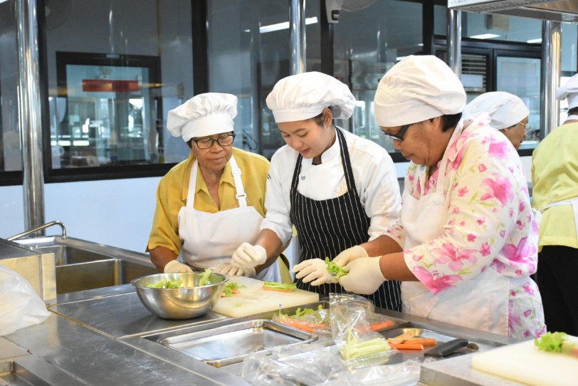 A group of people in a kitchen
AI-generated content may be incorrect.