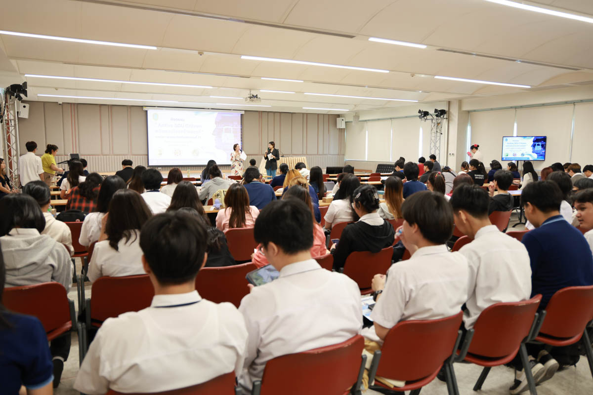 A group of people in a lecture hall

Description automatically generated