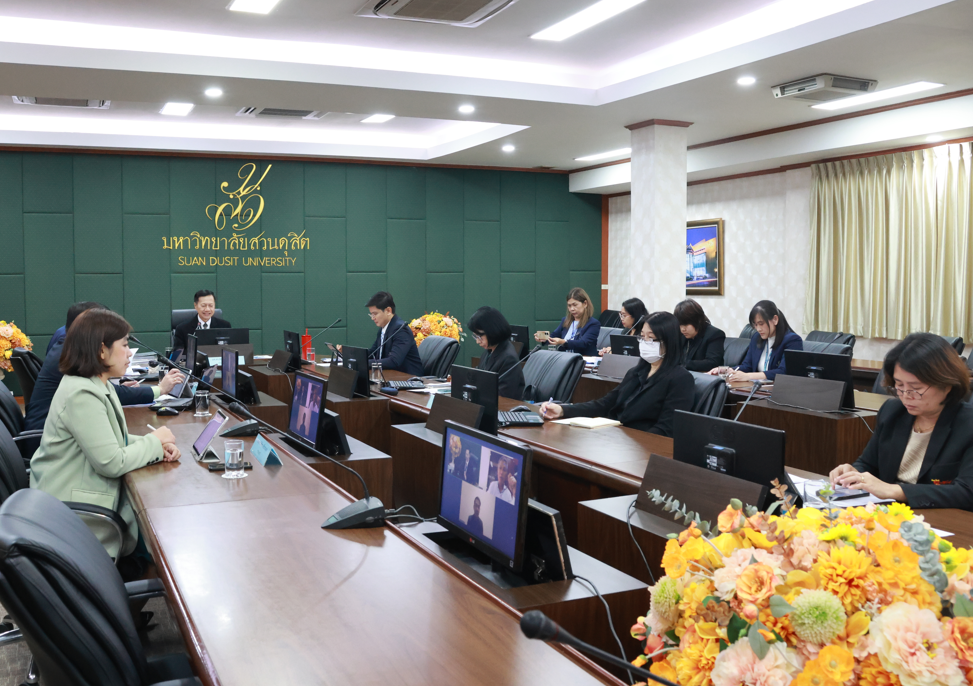 A group of people in a meeting

AI-generated content may be incorrect.