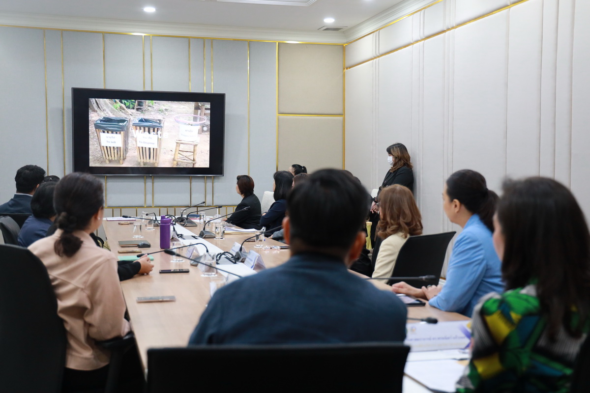 A group of people in a meeting

Description automatically generated