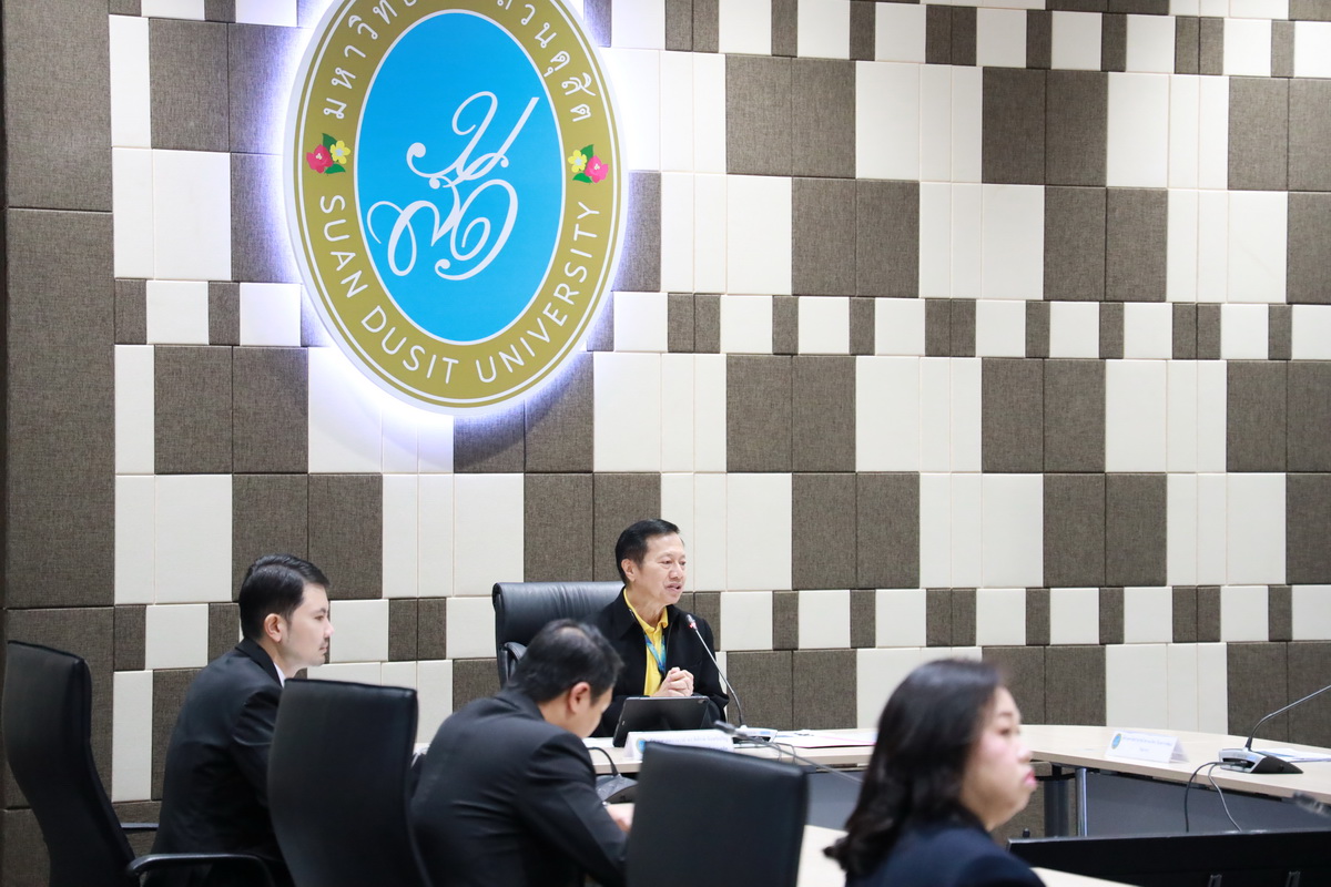 A group of people in a meeting

Description automatically generated