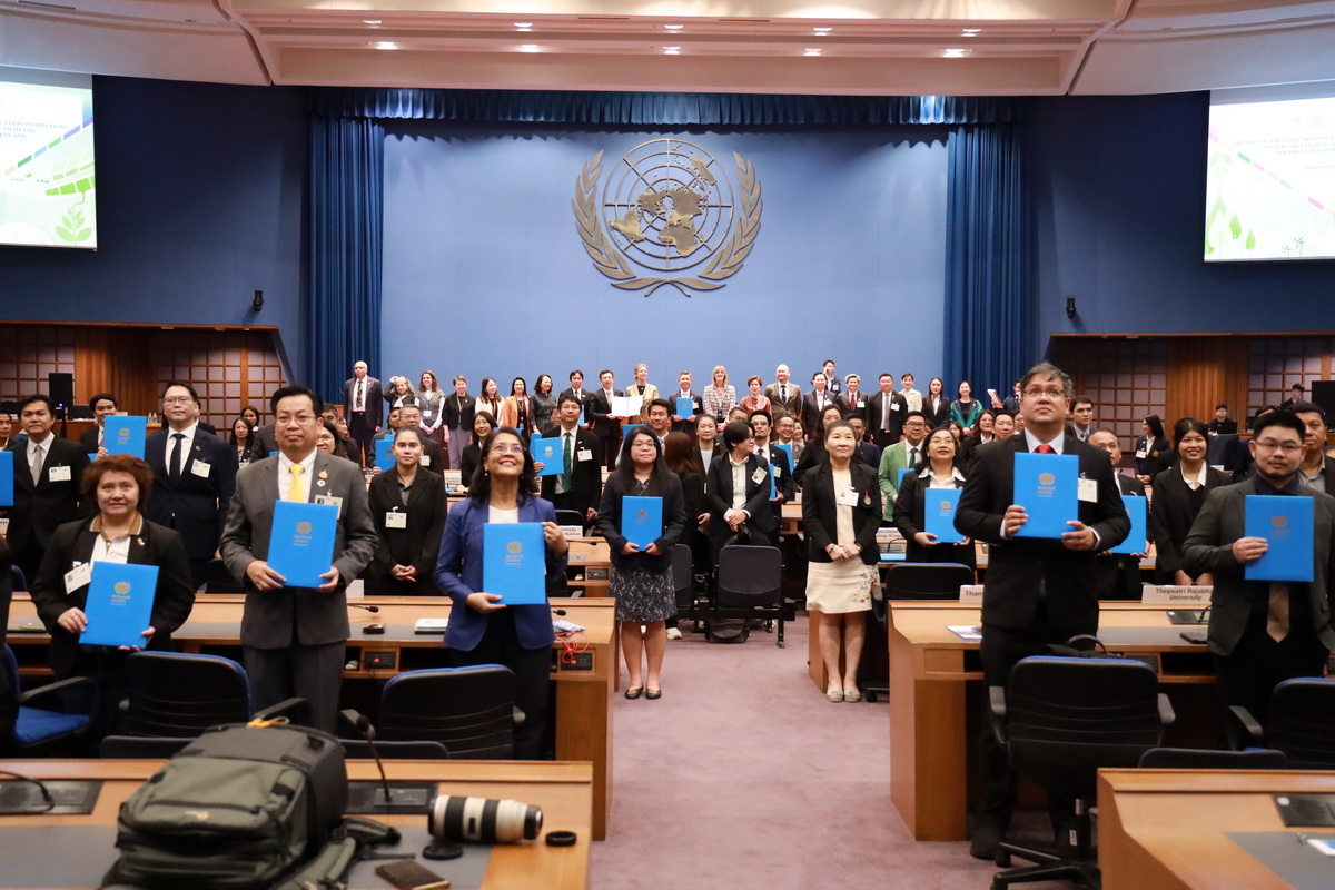 A group of people in a meeting
Description automatically generated