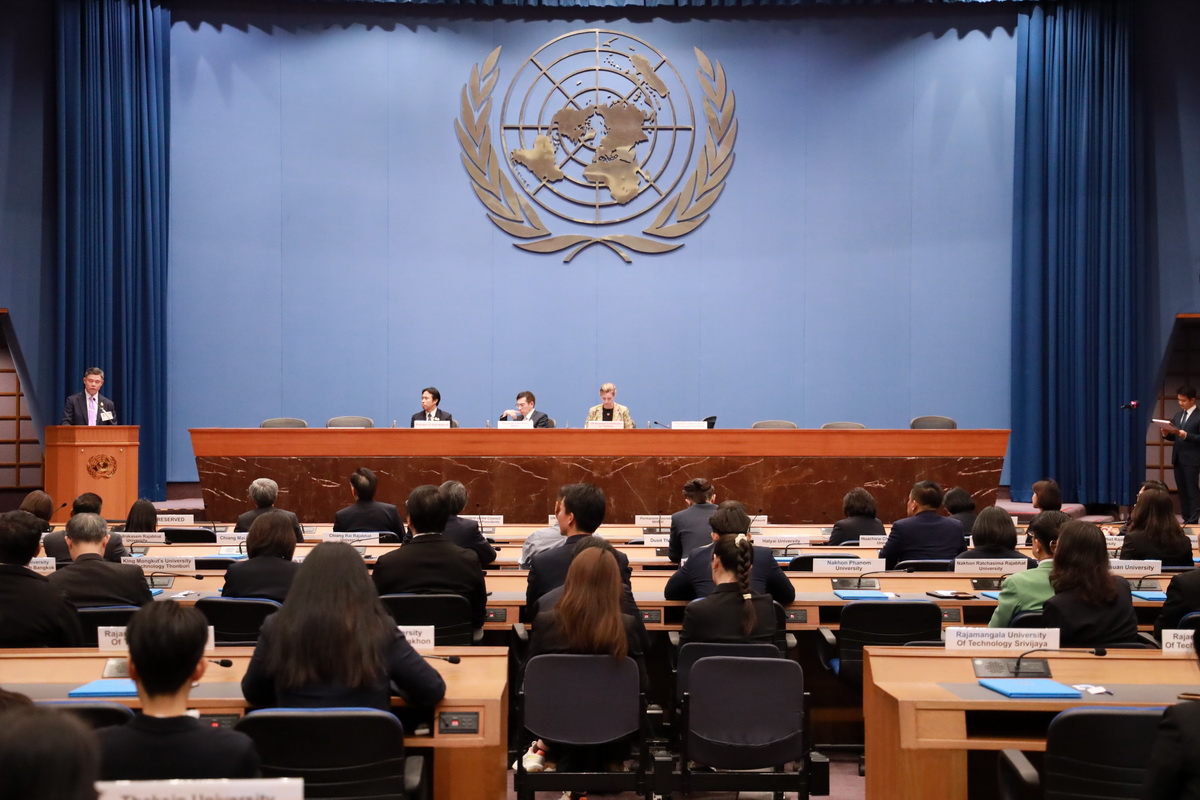 A group of people in a meeting
Description automatically generated