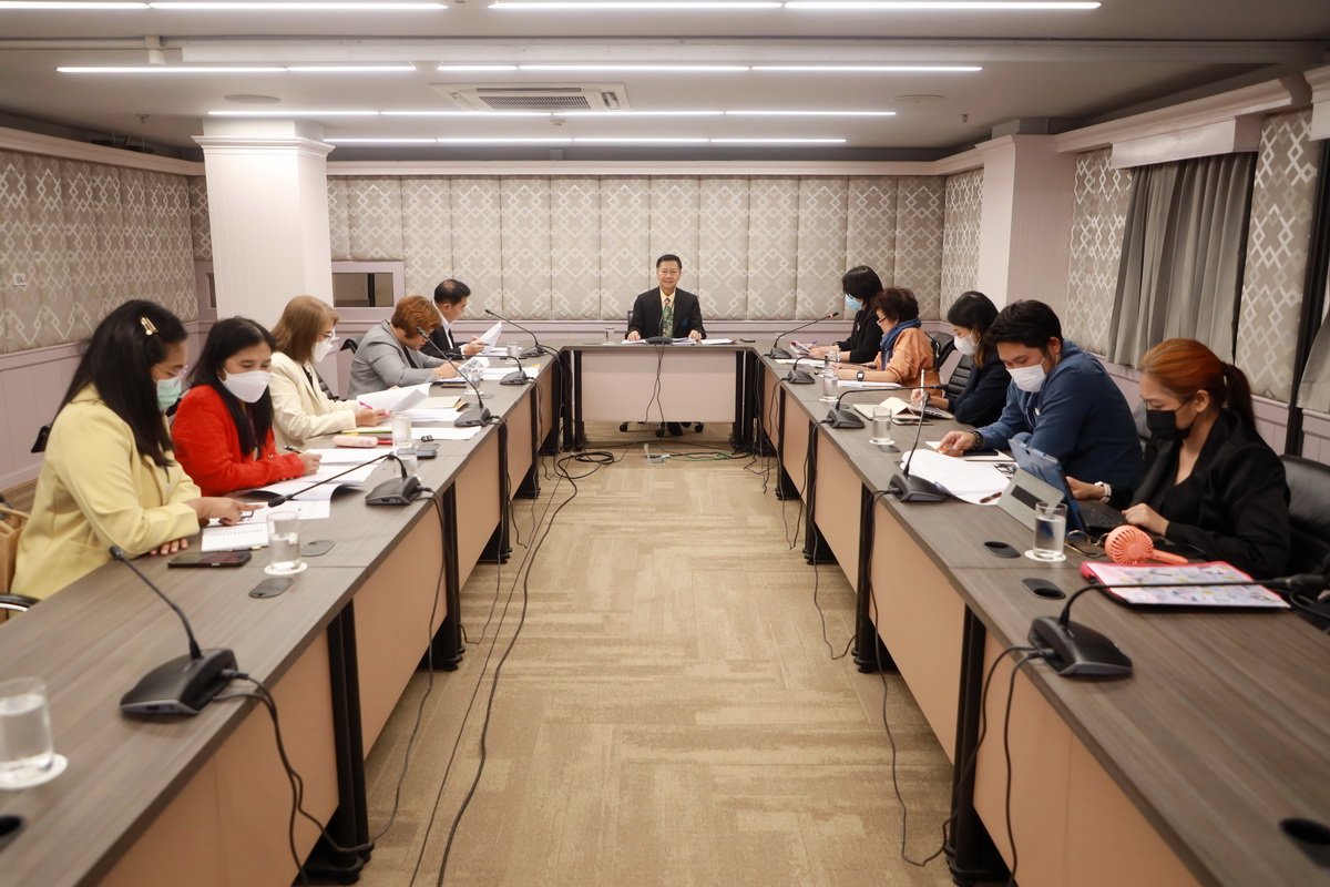 A group of people in a meeting

Description automatically generated