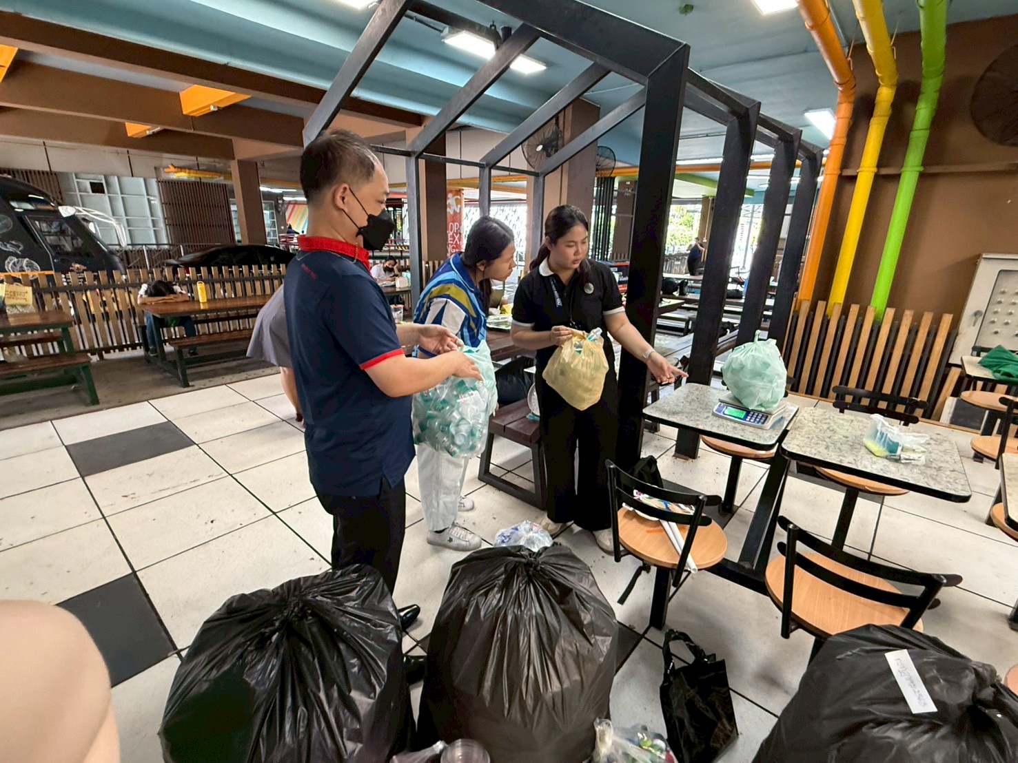 A group of people in a restaurant
Description automatically generated