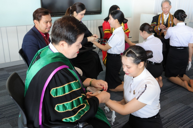 A group of people in a room

AI-generated content may be incorrect.