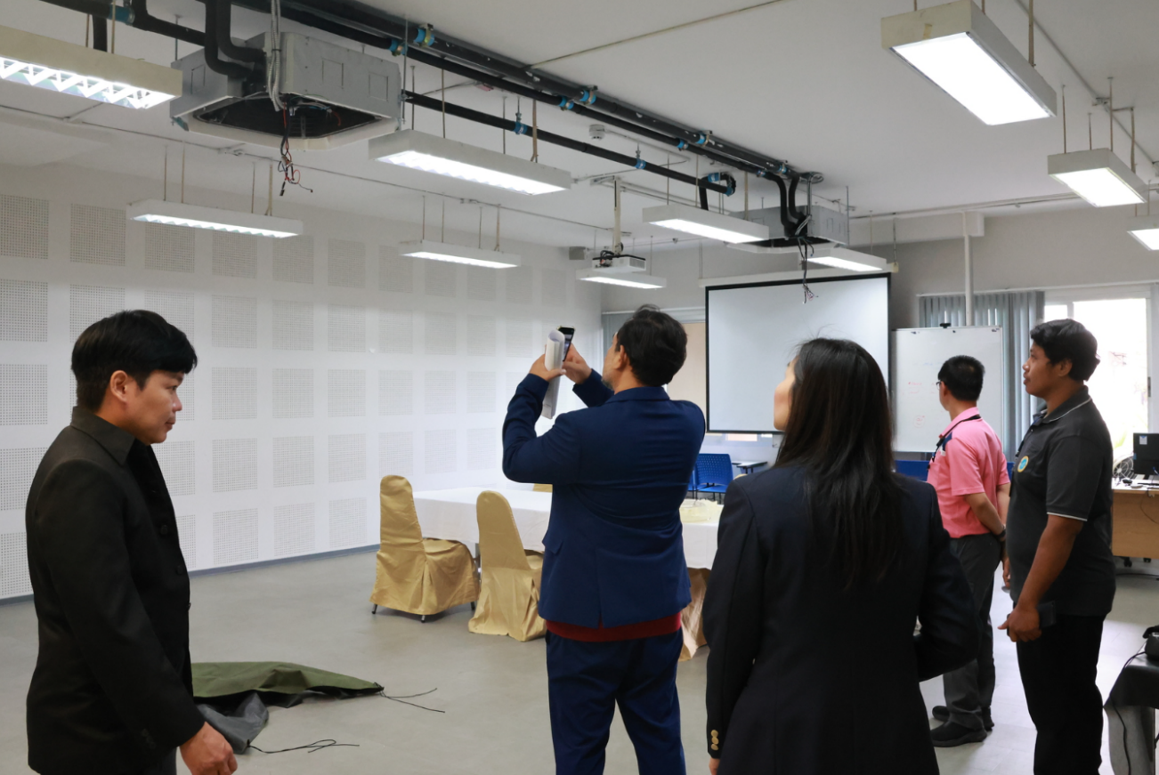 A group of people in a room

AI-generated content may be incorrect.