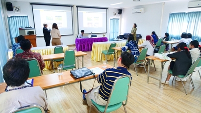 A group of people in a room

Description automatically generated