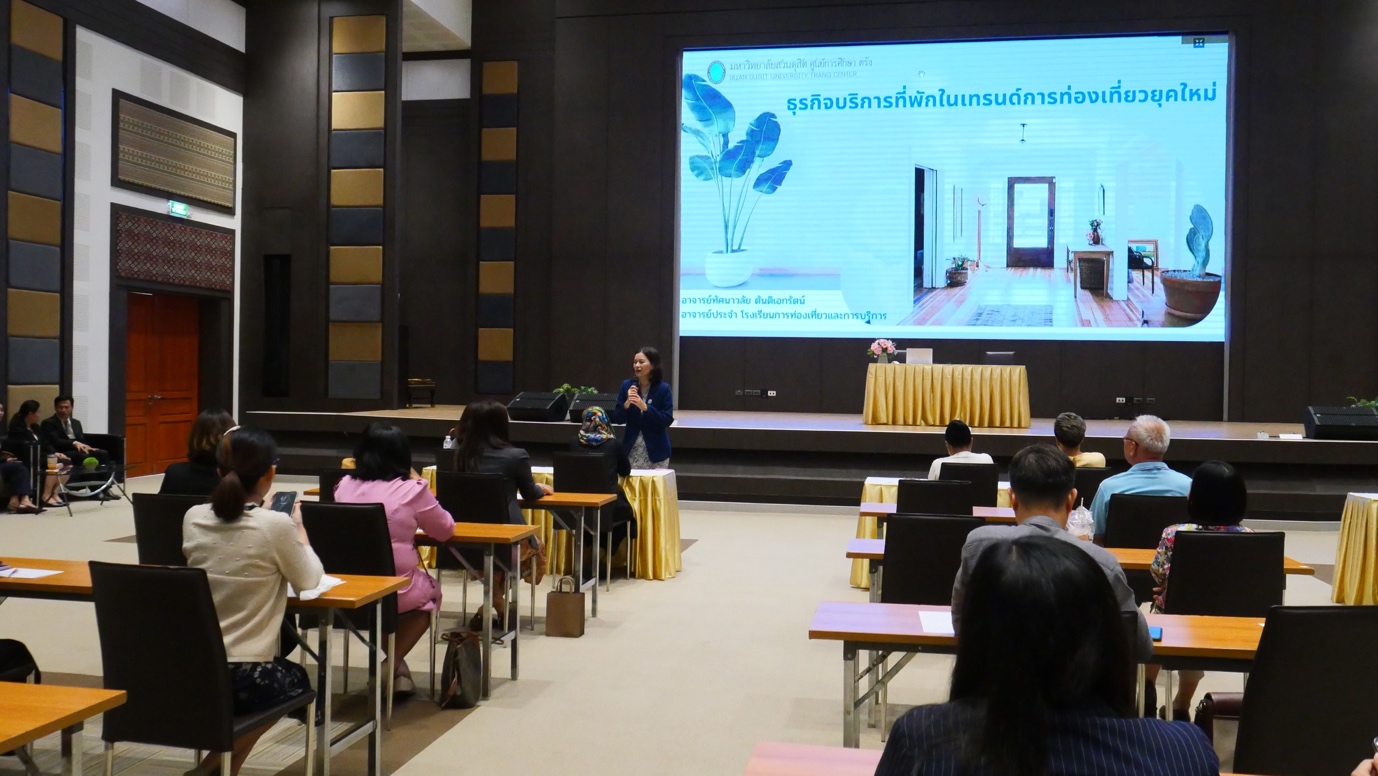 A group of people in a room

Description automatically generated