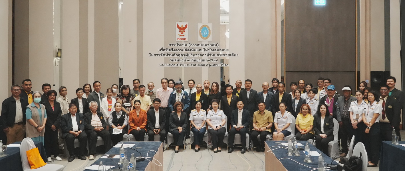 A group of people in a room

Description automatically generated