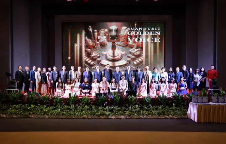 A group of people on a stage

AI-generated content may be incorrect.