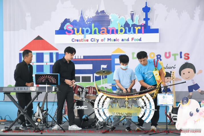 A group of people playing instruments
AI-generated content may be incorrect.