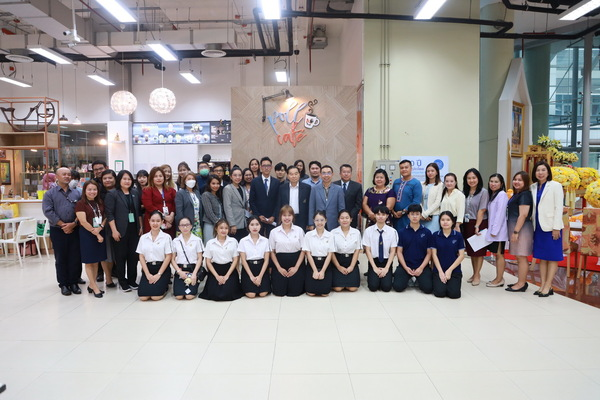 A group of people posing for a photo

AI-generated content may be incorrect.