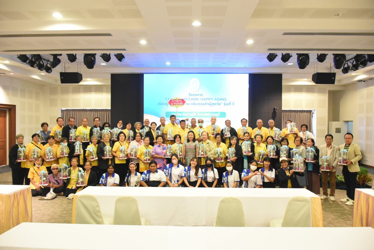 A group of people posing for a photo

AI-generated content may be incorrect.