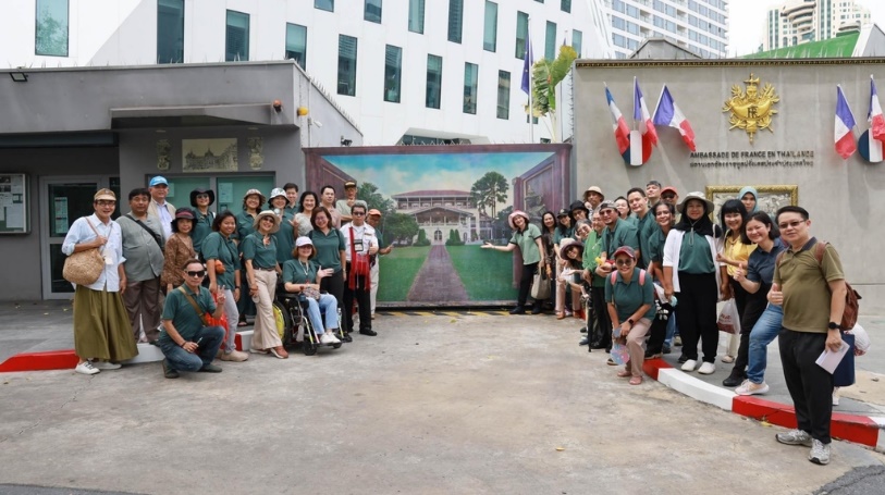 A group of people posing for a photo

AI-generated content may be incorrect.