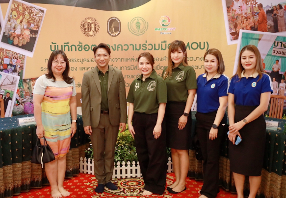 A group of people posing for a photo

AI-generated content may be incorrect.