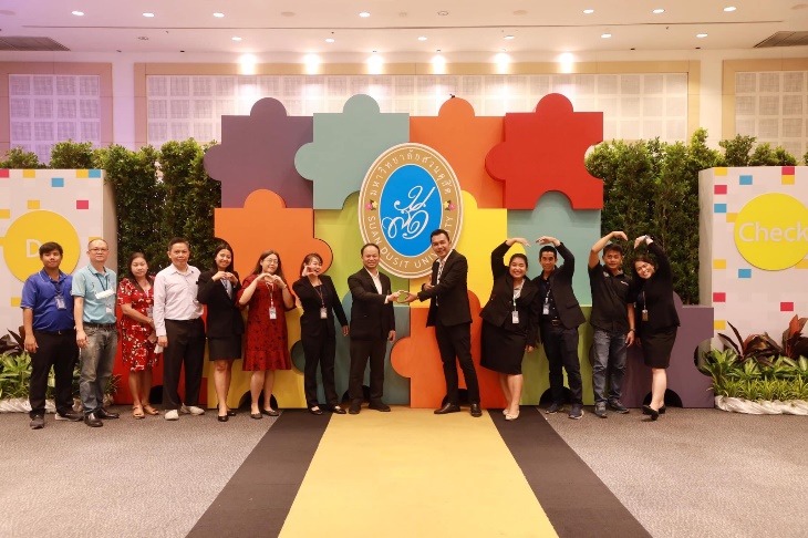 A group of people posing for a photo

AI-generated content may be incorrect.