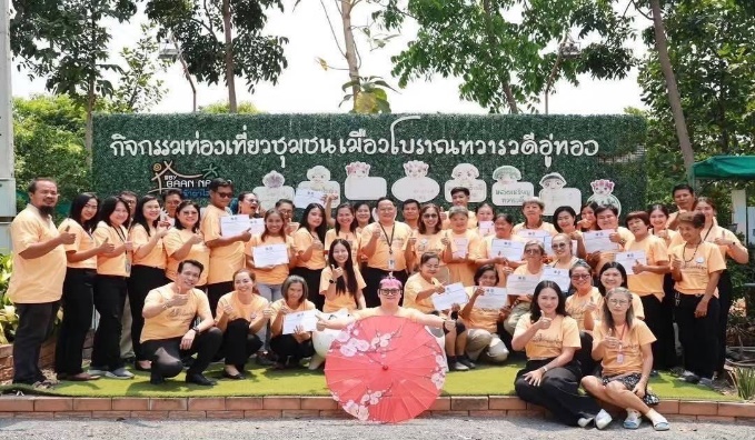 A group of people posing for a photo

AI-generated content may be incorrect.