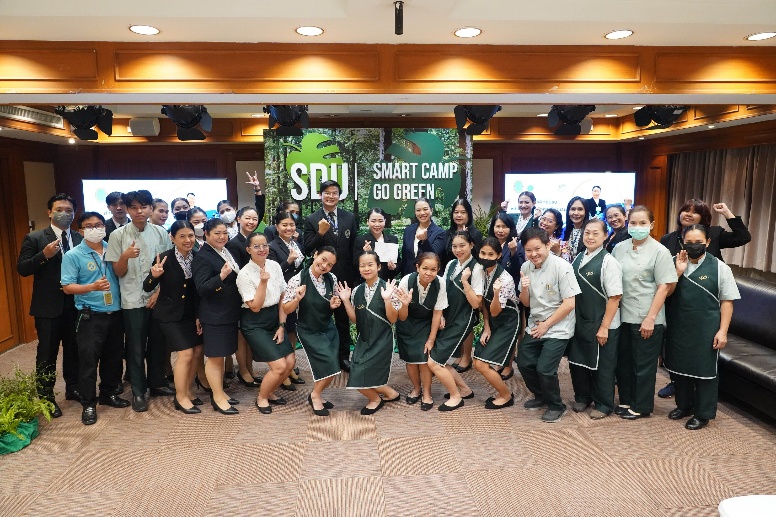 A group of people posing for a photo

AI-generated content may be incorrect.