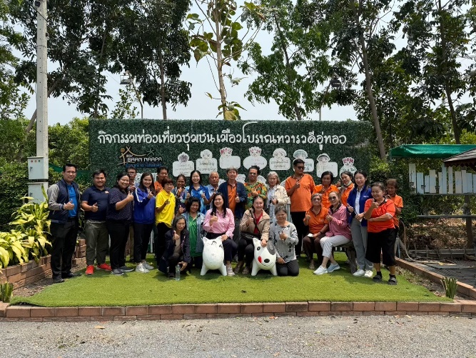 A group of people posing for a photo

AI-generated content may be incorrect.