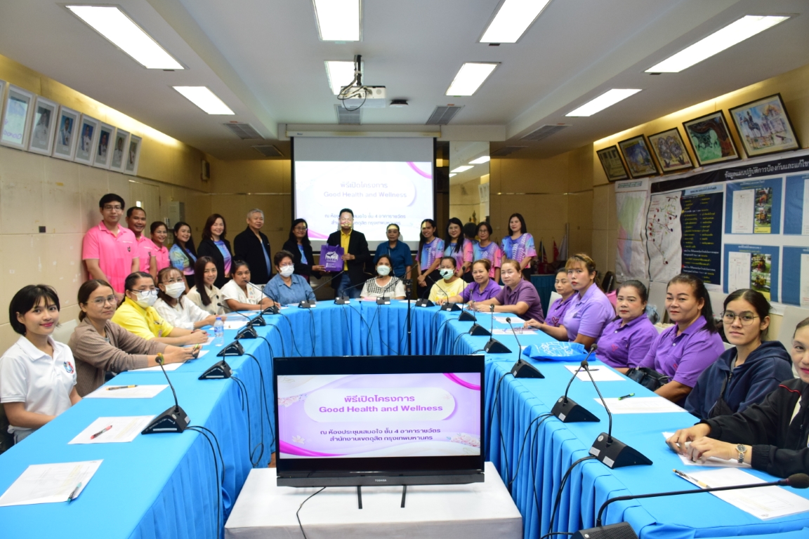 A group of people sitting at a table
AI-generated content may be incorrect.