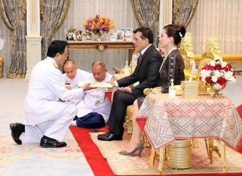 A group of people sitting at a table

AI-generated content may be incorrect.