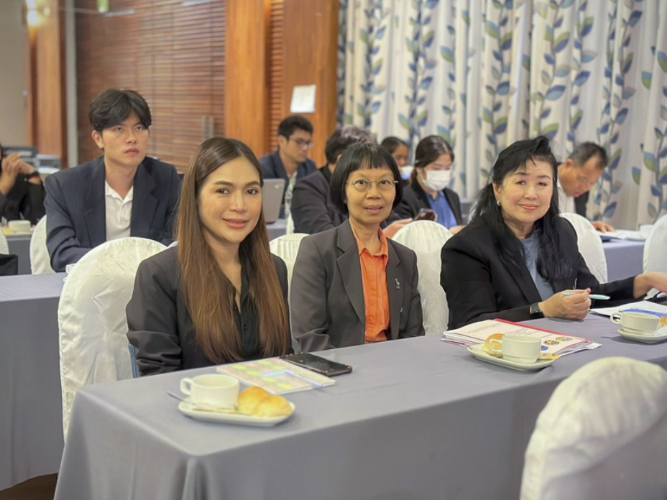 A group of people sitting at a table

AI-generated content may be incorrect.