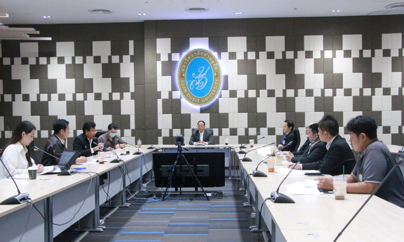 A group of people sitting at a table

AI-generated content may be incorrect.