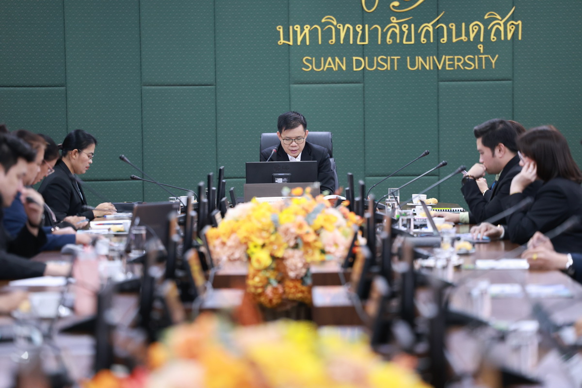 A group of people sitting at a table

Description automatically generated