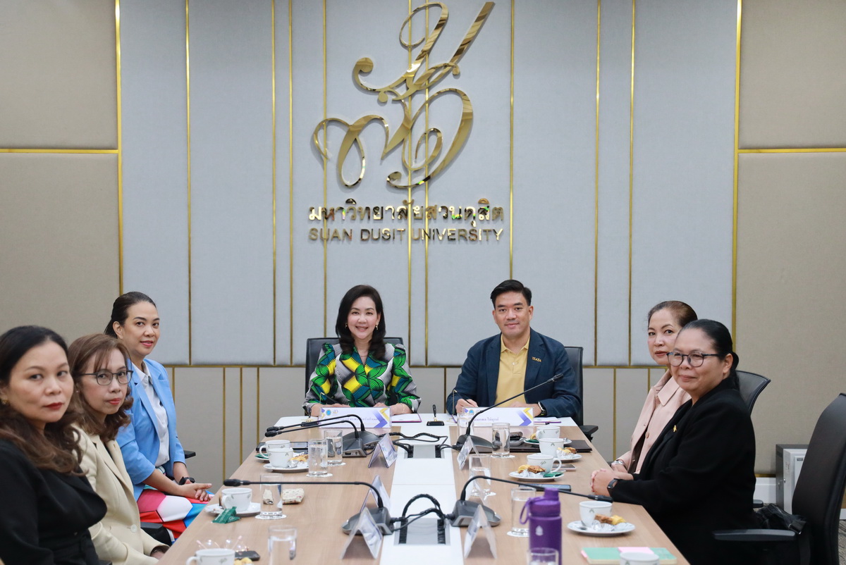 A group of people sitting at a table

Description automatically generated