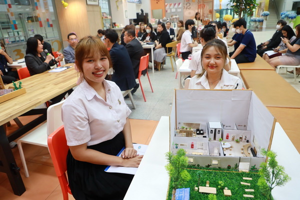 A group of people sitting at tables

AI-generated content may be incorrect.