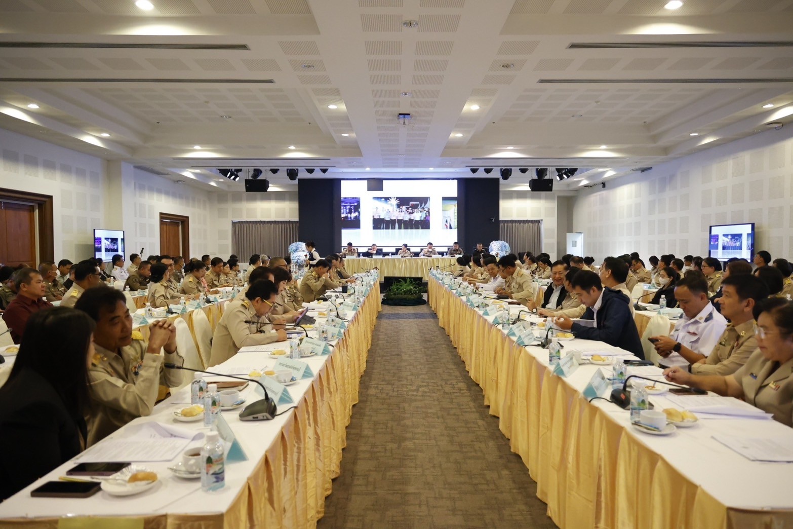 A group of people sitting at tables

Description automatically generated