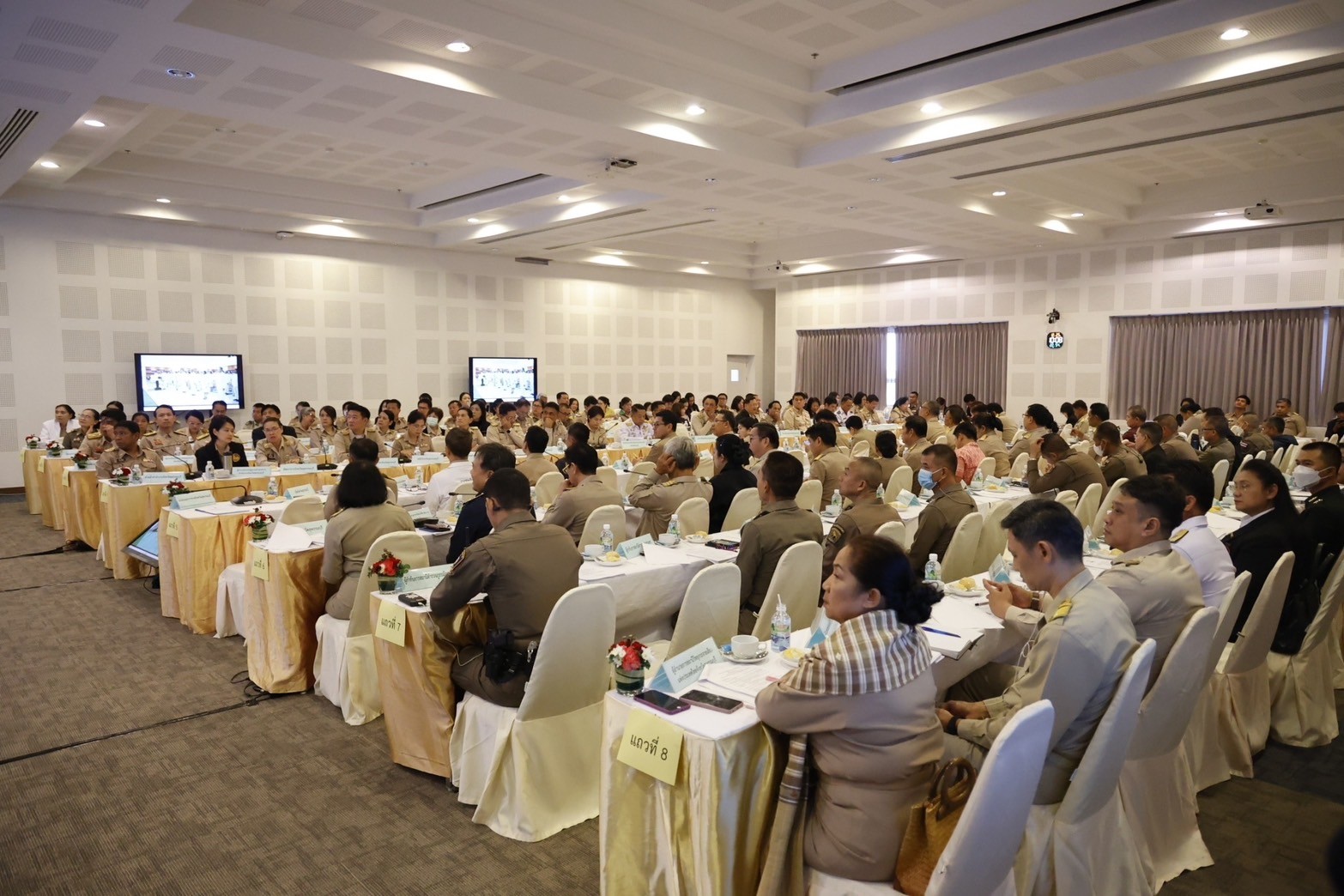 A group of people sitting at tables

Description automatically generated