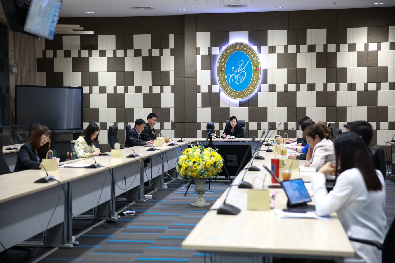 A group of people sitting at tables in a meeting room

Description automatically generated