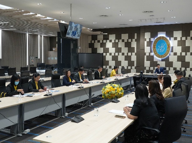 A group of people sitting at tables in a room

AI-generated content may be incorrect.